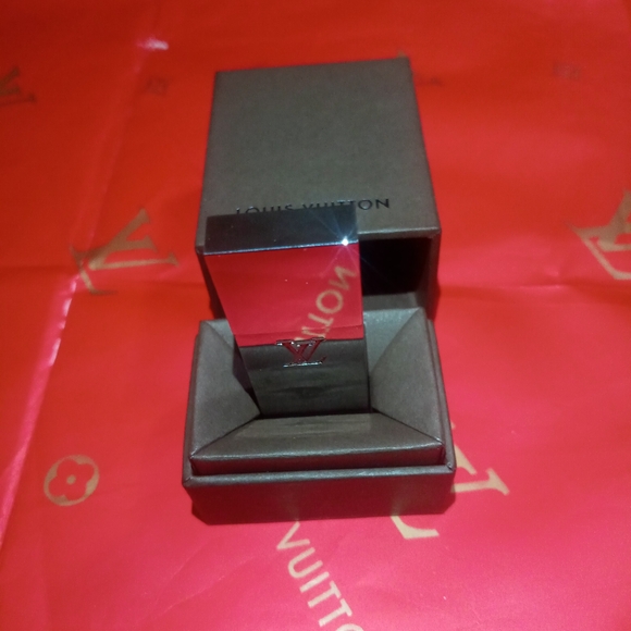 Louis Vuitton Flash Drive/ Keychain - Picture 5 of 7